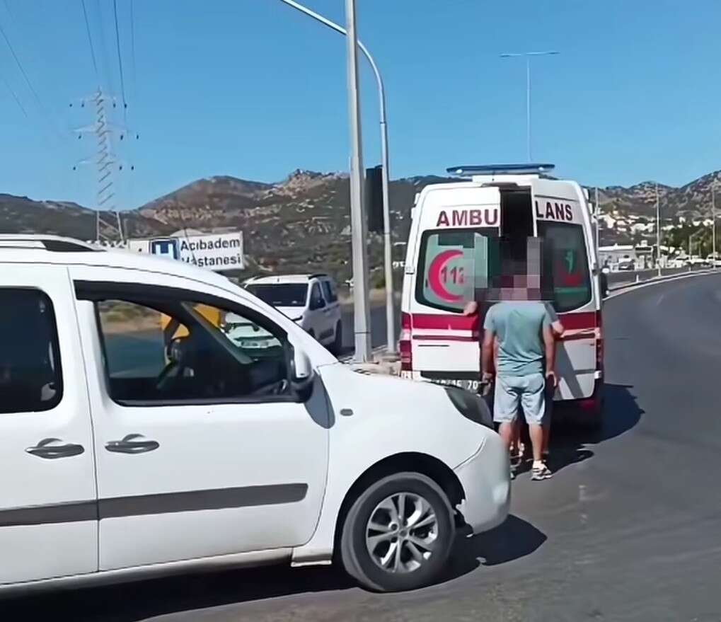 Muğla'da Dönüş Yapan Araçla Motosiklet Çarpıştı: Küçük Çocuğun Üzerine Camlar Yağdı 3